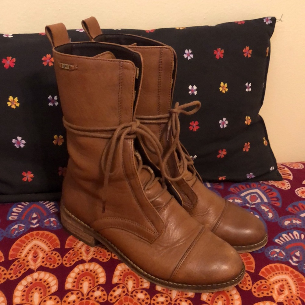 High quality Colombian leather brown boots. Vintage appearance.